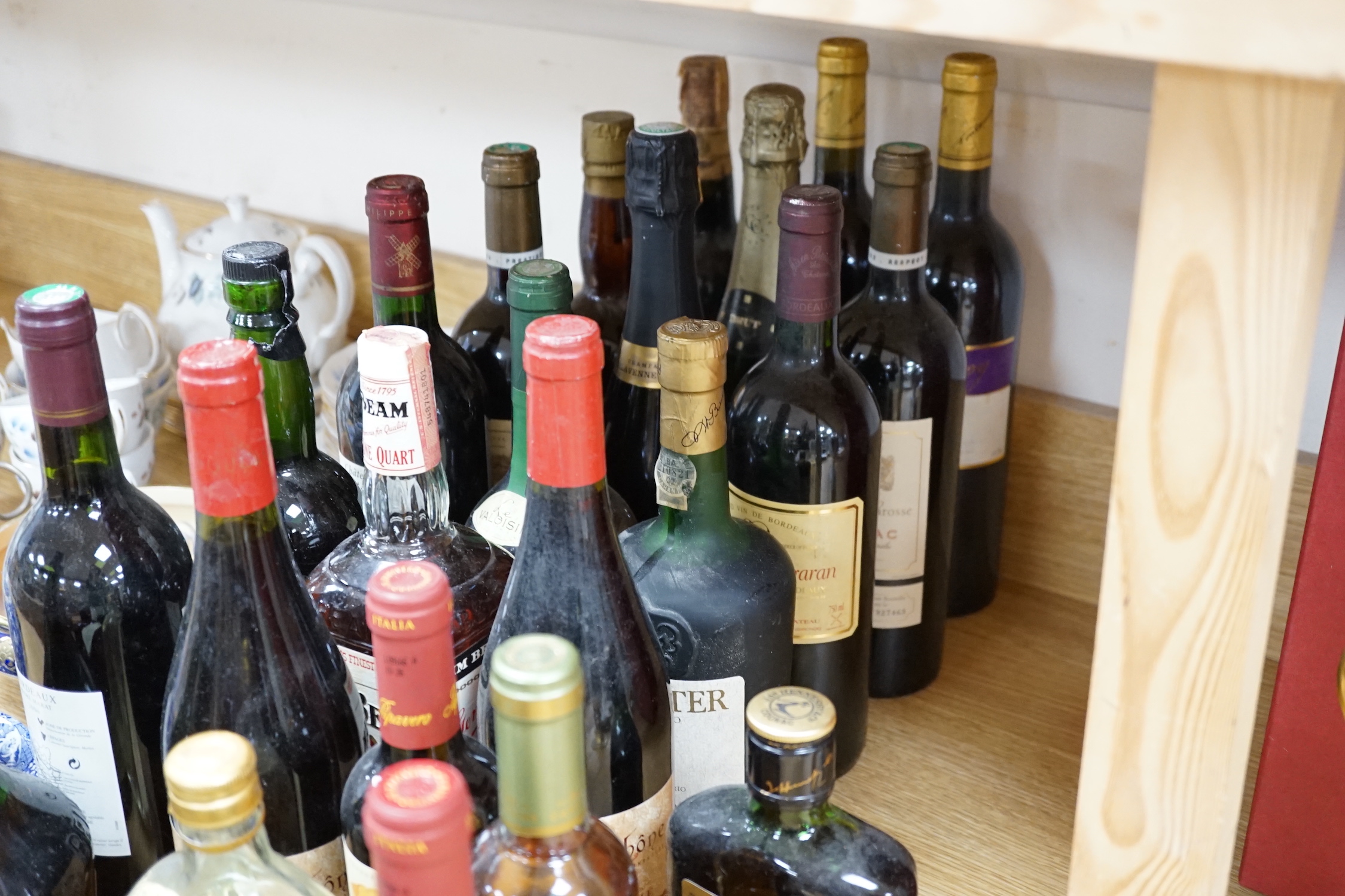 Assorted wines and spirits including Jim Beam Whiskey and a Hennessy cognac (26)